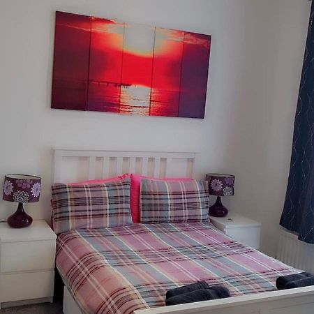 2 Bed 1St Floor Apartment-Own Entrance & Parking Portsmouth Exterior photo