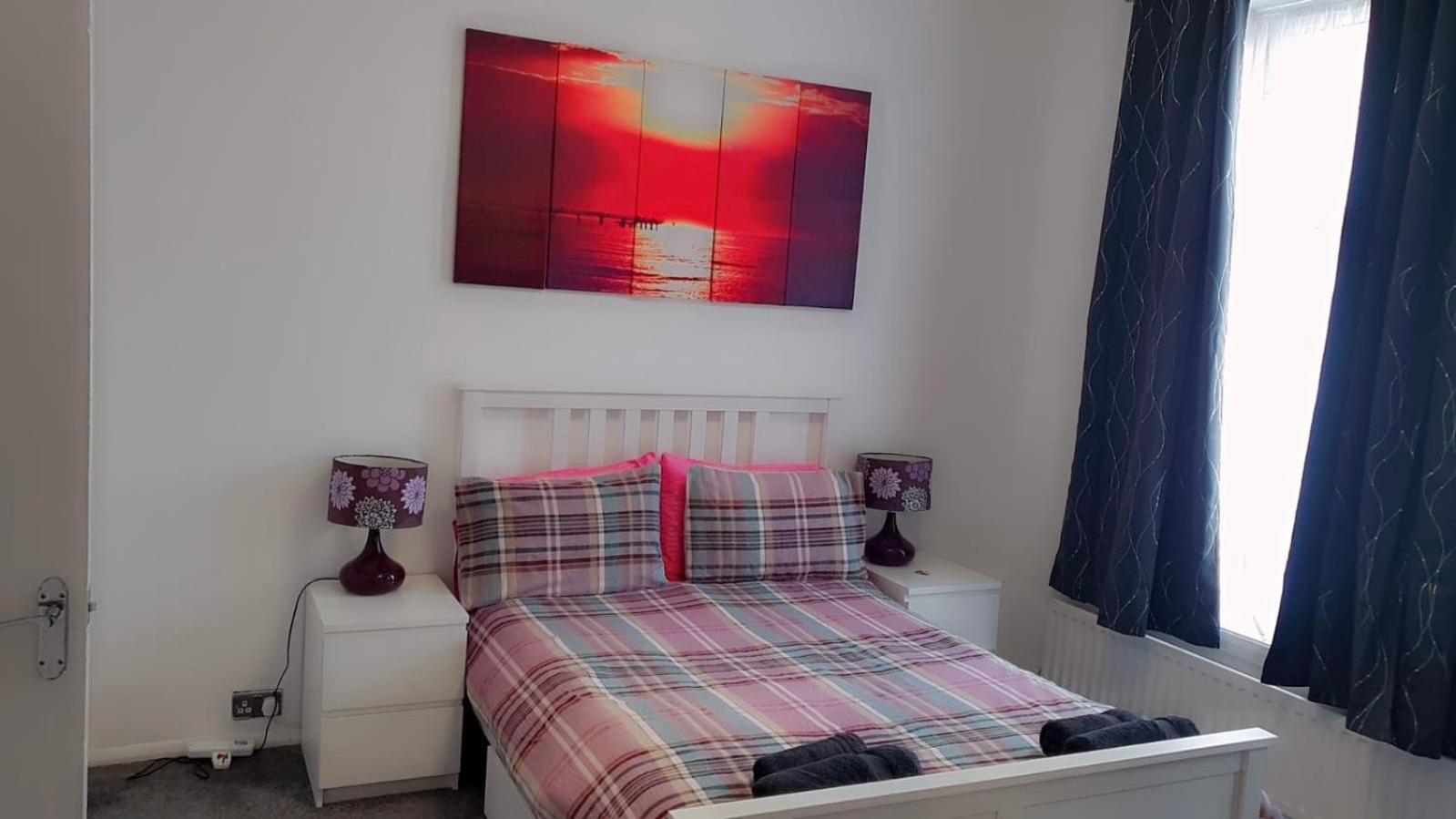2 Bed 1St Floor Apartment-Own Entrance & Parking Portsmouth Exterior photo