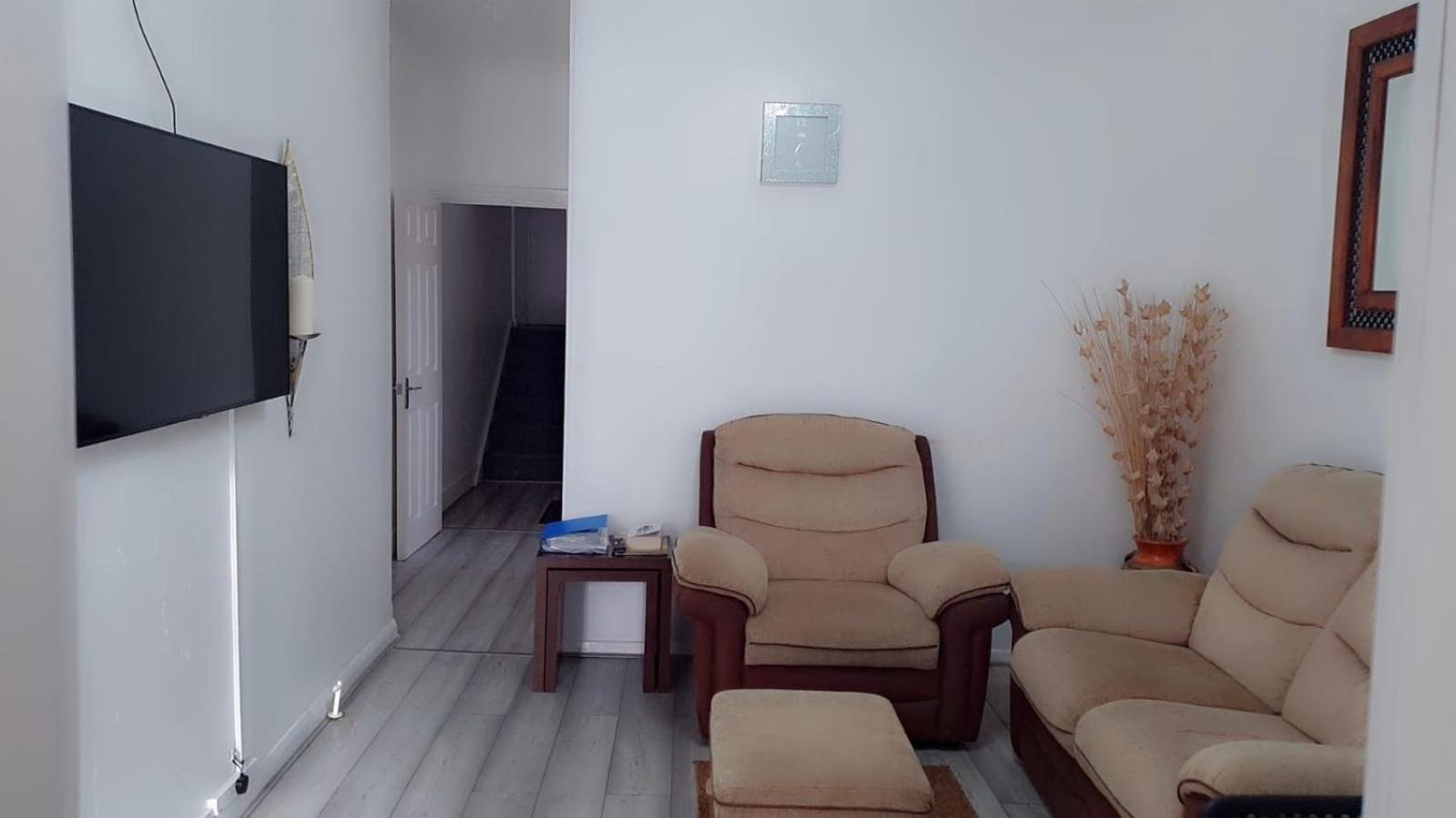 2 Bed 1St Floor Apartment-Own Entrance & Parking Portsmouth Exterior photo